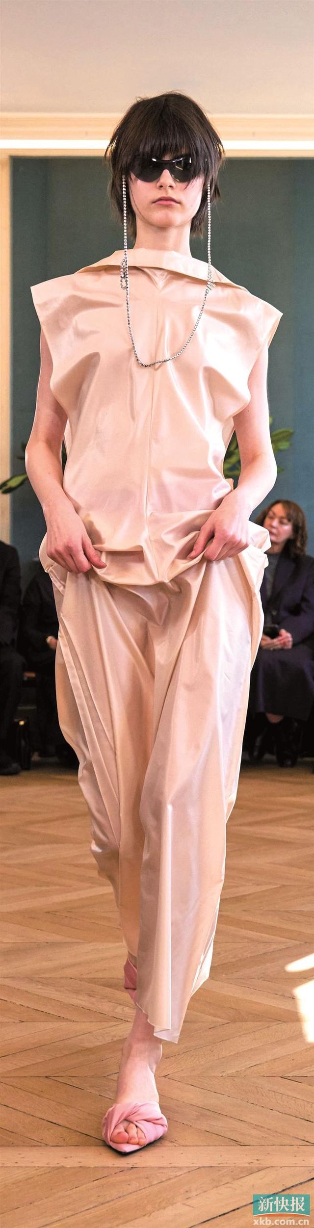 2025春夏秀場：從極簡到盛裝的風格大轉變，2025春夏時裝：盛裝主題下的裝飾元素大爆發(fā)